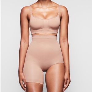 NEW W/ TAGS: Kim Kardashian Skims 1 leg shapewear